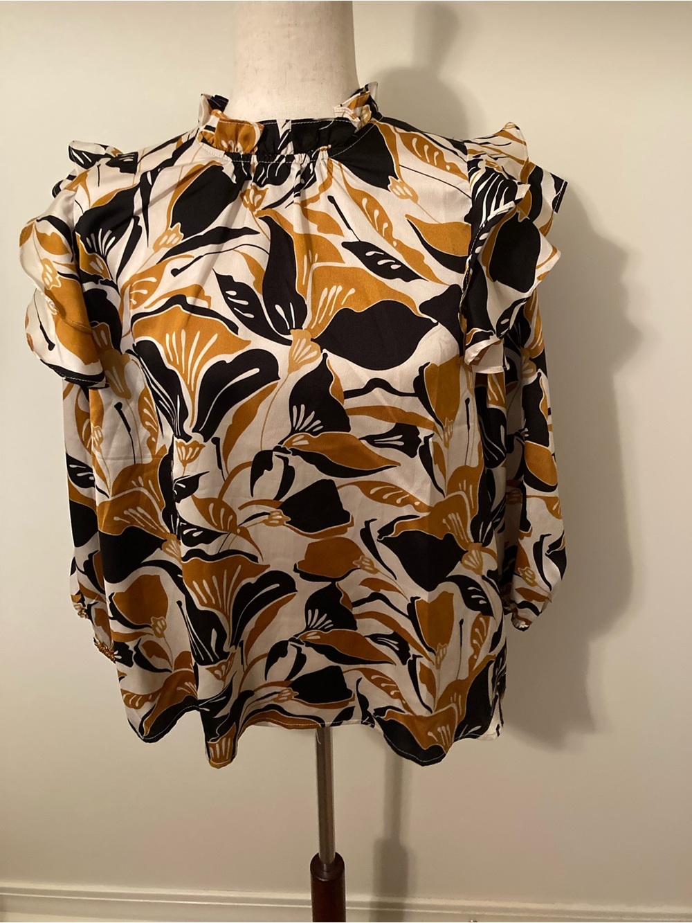 entro Floral Ruffle Shoulder Blouse in Mustard, Black & White. Women’s size S